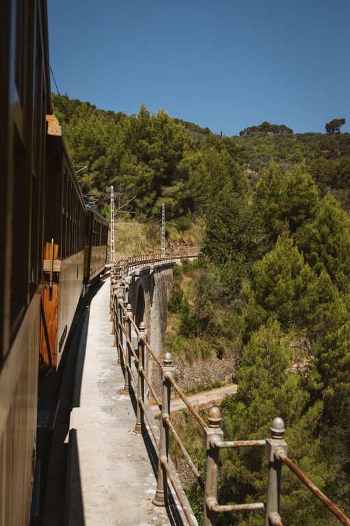 Rutas de tren con encanto para descubrir pueblos históricos